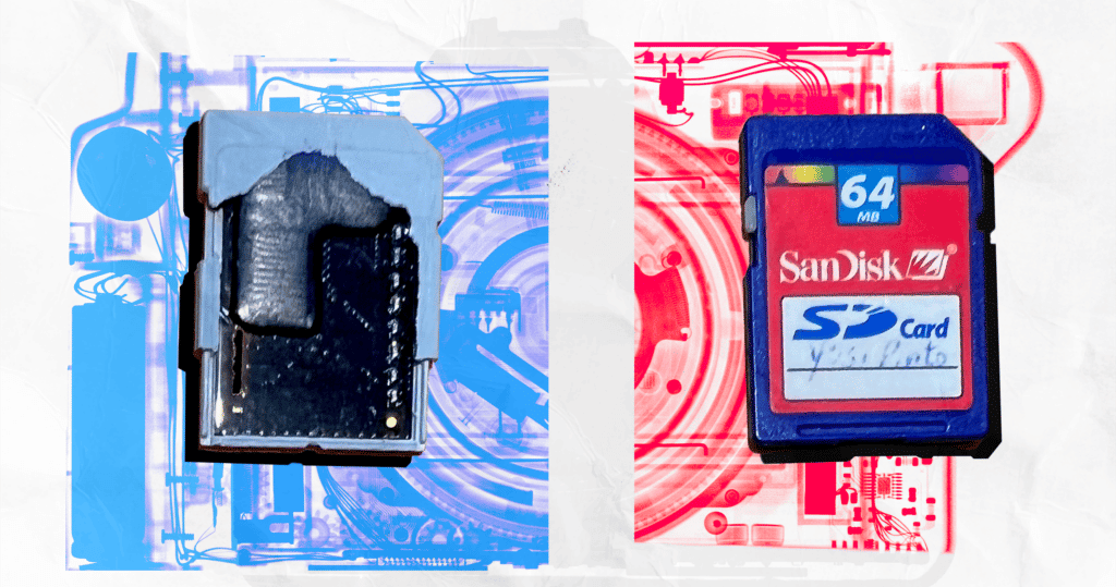 das Innere des ersten SD-Kartenmusters neben einer 64-MB-SanDisk-SD-Karte